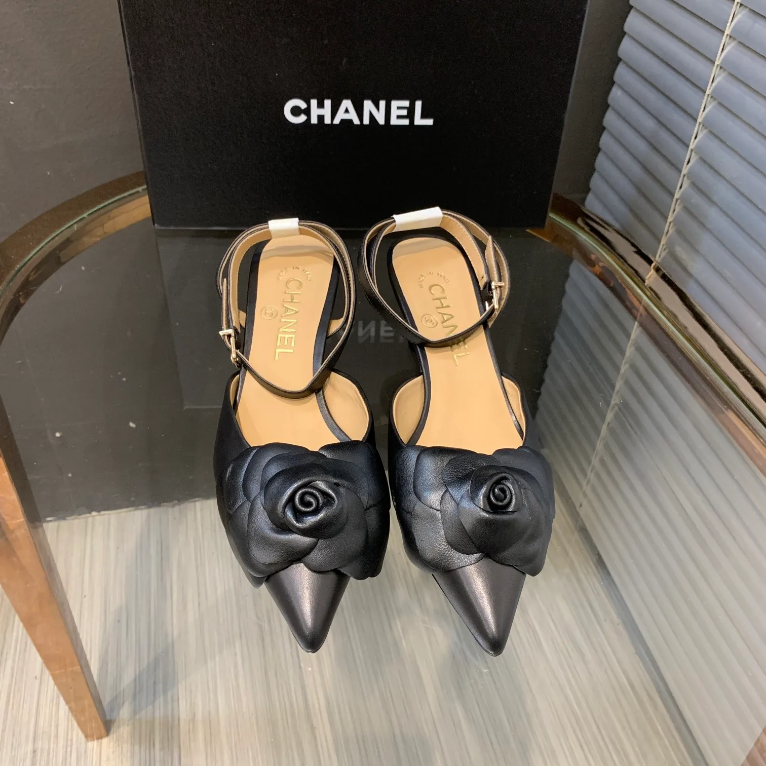 👟👟Ex-factory price 600👟👟 🍀Chanel's new flagship series of sandals in the counter are newly released 2022S summer series, exquisite retro shoes, the latest camellia flower design of Jindian Xiaoxiang on the upper is exquisite and fashionable, a popular model among domestic and foreign bloggers Upper: original Italian imported sheepskin original one-to-one sheepskin handmade camellia🌸 Inner lining: imported mixed sheepskin lining Outsole: Genuine leather outsole imported from Italy Size number: 35-39 (40, 41 customization is non-returnable) Heel height: 4cm Delivered with luxurious latest counter packaging